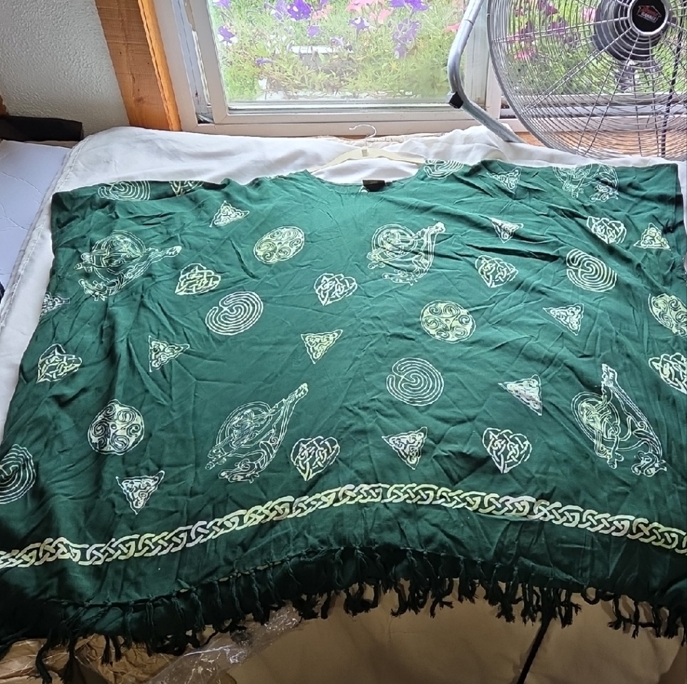Green Celtic-Pattern Cape Shawl - Women Jackets & Coats